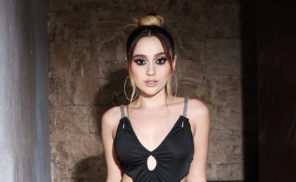 Carolina Ross luce mono ajustado y acampanado al estilo Selena