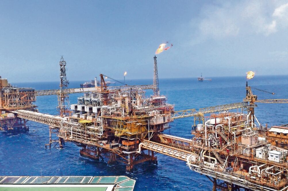 Pemex busca asociarse con empresas internacionales de gran escala para que pueda competir y ganar bloques petroleros (ARCHIVO EL UNIVERSAL)