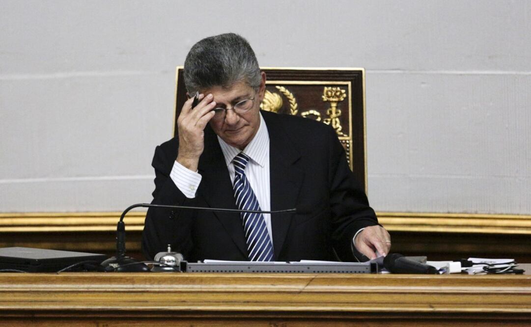 El presidente del Congreso, Henry Ramos Allup, anunció a la prensa que la directiva decidió suspender la sesión debido a la falta de quorum de los diputados opositores y oficialistas  (Foto: Reuters)