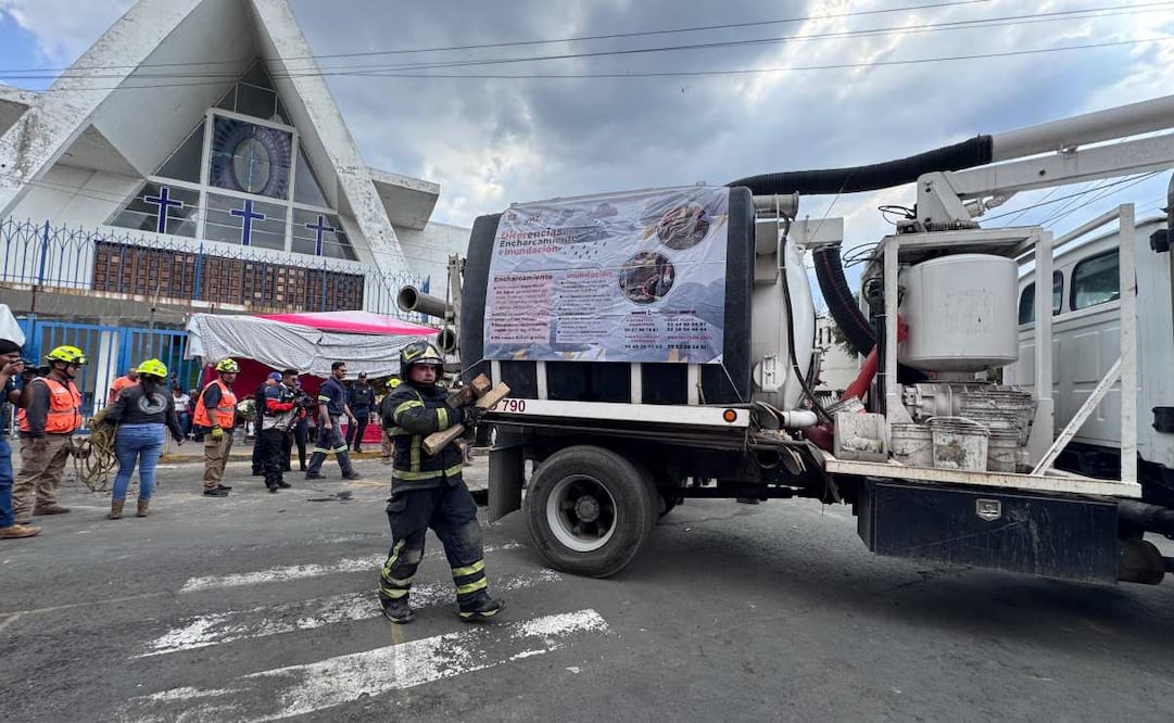 Dos camiones de la alcaldía Iztacalco caen en un socavón en Ramos Millán; no hay personas lesionadas
Foto: Valente Rosas / EL UNIVERSAL