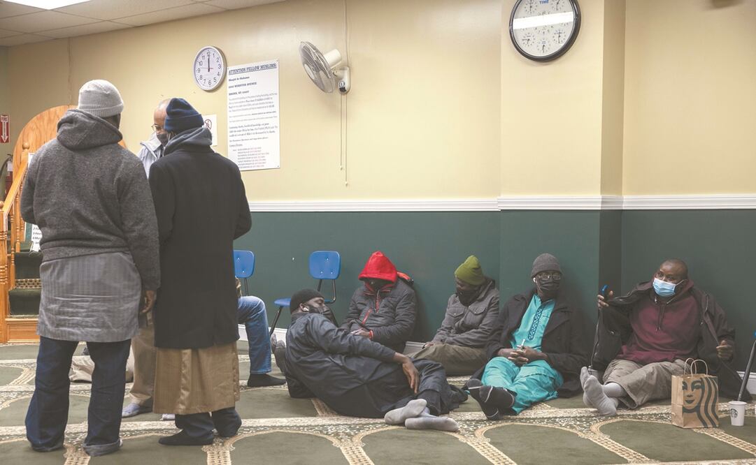 Familiares de desaparecidos durante el incendio del edificio en el Bronx esperan información en una mezquita. Foto: Yuki Iwamura/ AP
