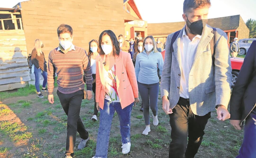 La ministra del Interior y Seguridad Pública de Chile, Izkia Siches (centro), en una visita a la Araucanía, en el sur del país. Foto: Mario Quilondrán/ EFE