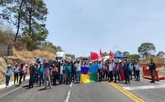 Comunidades indígenas bloquean carreteras en Michoacán; acusan al CJNG y policías municipales de ataques