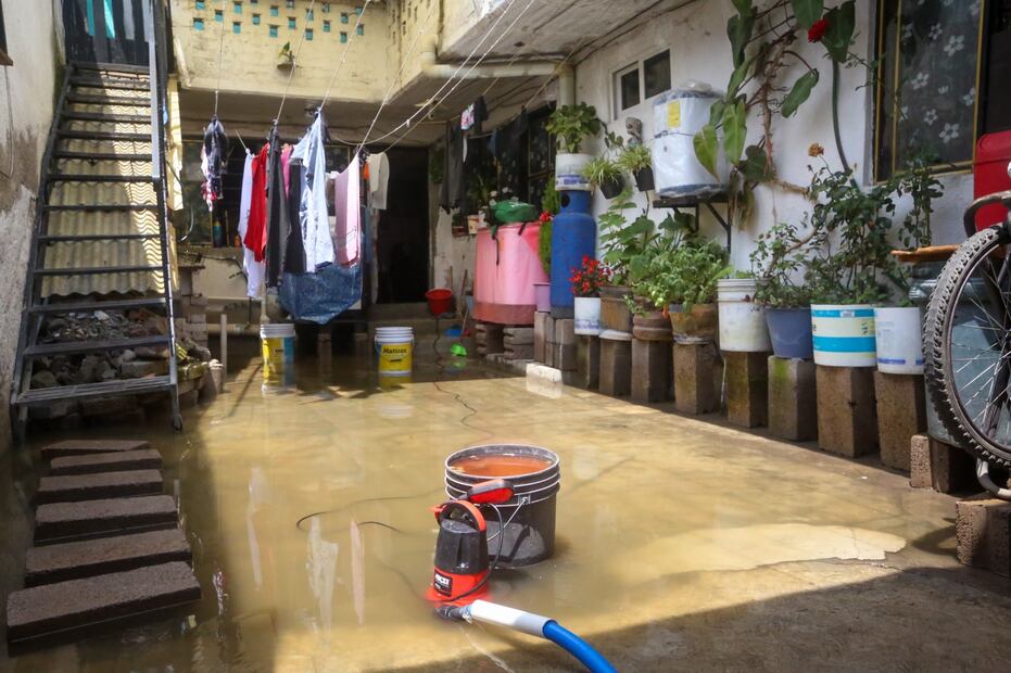 Las inundaciones han afectado a las personas en su vida cotidiana por las calles en las que no se pueden pasar. Foto: de Luis Camacho. El Universal
