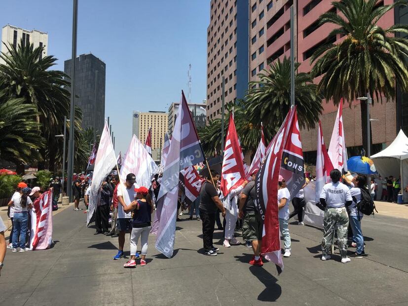 En el Monumento a la Revolución, asistentes al mitin de despedida de Claudia Sheinbaum como jefa de Gobierno de la CDMX. Foto: Jorge Serratos EL UNIVERSAL