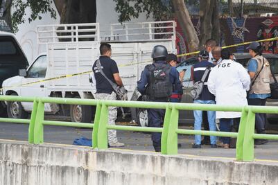 Encuentran 8 cadáveres en camioneta