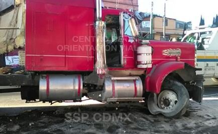 Tráiler presuntamente robado choca cerca de Metro Apatlaco 