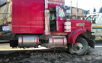 Tráiler presuntamente robado choca cerca de Metro Apatlaco