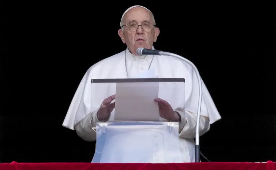 Papa Francisco ofrece un discurso mientras recita la plegaria de Regina Coeli desde la ventana de su estudio con vistas a la Plaza de San Pedro del Vaticano. Foto: AP