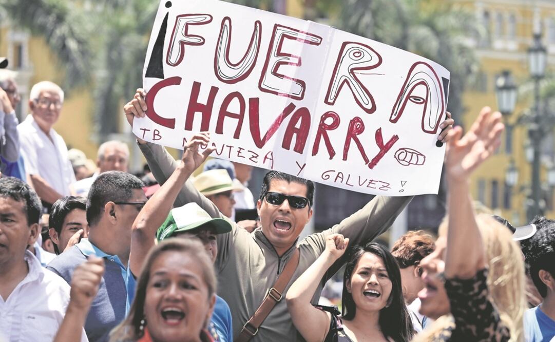 Miles de personas protestaron ayer contra el fiscal general Pedro Chávarry, en Lima. El funcionario asumió su cargo en julio por tres años y es investigado junto a una red de jueces acusados de corrupción. Foto: MARTÍN MEJÍA. AP