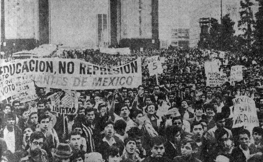 Reunión de estudiantes ante el monumento a la Revolución en protesta por la agresión de los granaderos a estudiantes. Foto: Archivo EL UNIVERSAL