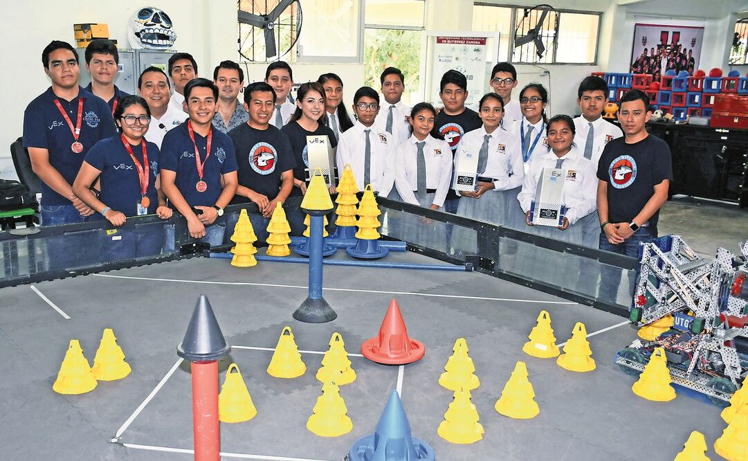 La Academia de Robótica de Gutiérrez Zamora tiene 88 alumnos entre estudiantes de primaria, secundaria, CBTIS y universidad; estos últimos suelen enseñarles a los de nuevo ingreso (FOTO: PATRICIA MORALES)