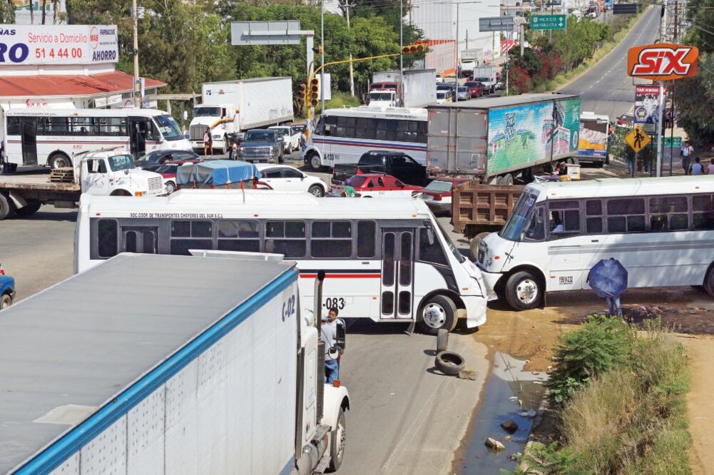 Por la mañana, unos 100 egresados de los 11 planteles normales de la entidad se apoderaron de tres autobuses y con ellos se trasladaron a la carretera federal 190, Oaxaca-México, donde mantuvieron un “filtro” por más de cuatro horas (EDWIN GONZÁLEZ)