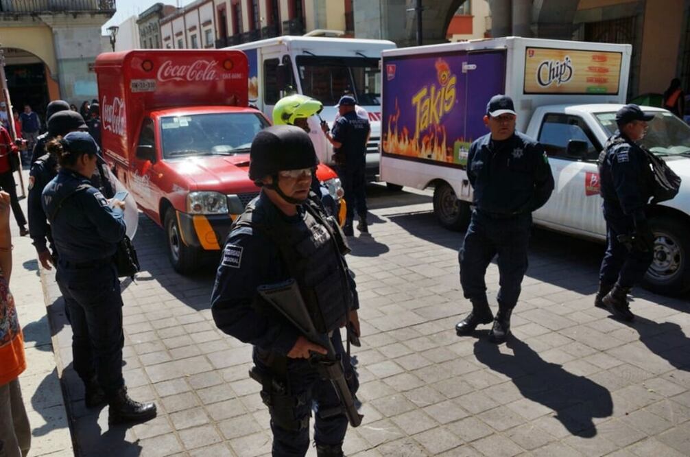 Los uniformados resguardaron la liberación de camiones repartidores de cerveza, frituras y galletas. Foto: Edwin Hernández/EL UNIVERSAL