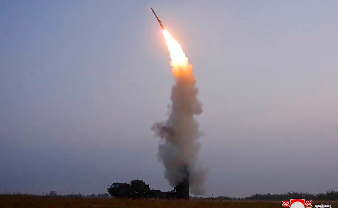 Una foto del periódico oficial Rodong Sinmun mostraba el misil ascendiendo hacia el cielo desde un vehículo de lanzamiento el jueves. Foto: EFE