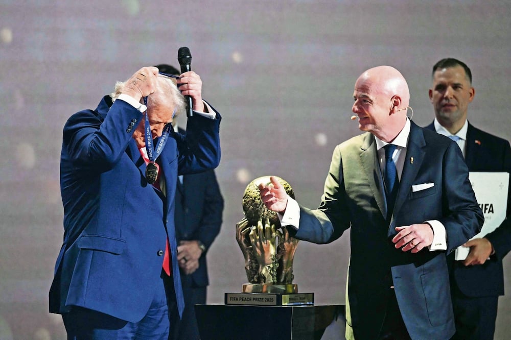 Durante el sorteo del Mundial, el mandatario estadounidense Donald Trump fue galardonado con el Premio de la Paz recientemente creado por la FIFA. Foto: de SAUL LOEB. AFP