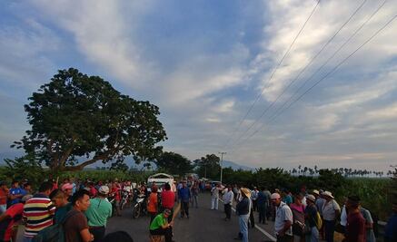 Bloquean carretera Lázaro Cárdenas-Manzanillo
