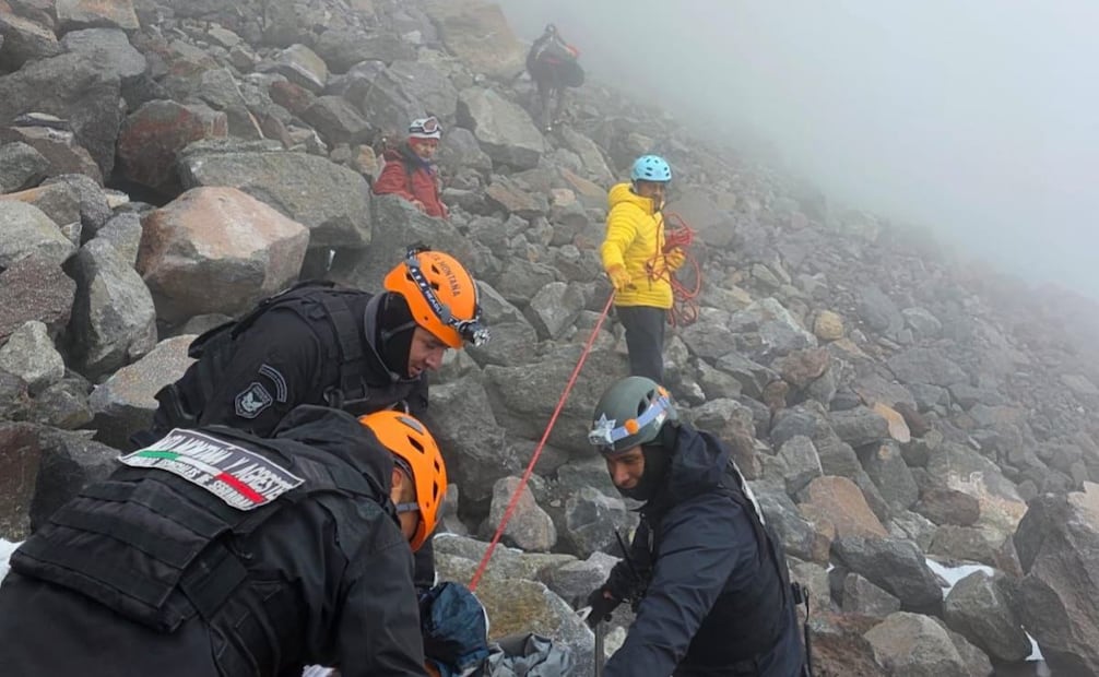 Rescatan cuerpo de alpinista fallecido en el Iztaccíhuatl; accidente ocurrió en la Arista de la Luz.
Foto: Especial.