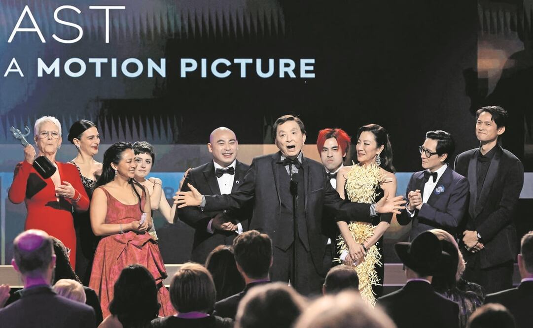 Elenco y director de Todo en todas partes al mismo tiempo. Foto: AFP