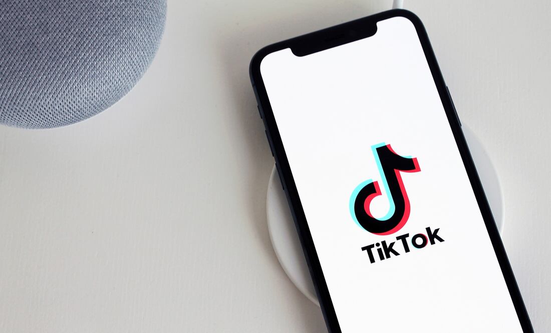 De acuerdo con Statista, en menos de cuatro años TikTok acumuló más de 2,000 millones de descargas y penetró a un tercio de todos los usuarios en redes sociales