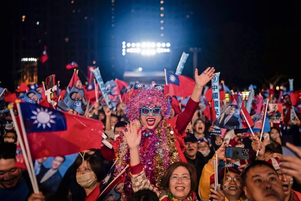 Partidarios de Hou Yu-ih, candidato opositor del Kuomintang, ayer en Nuevo Taipéi. Louise Delmotte | AP