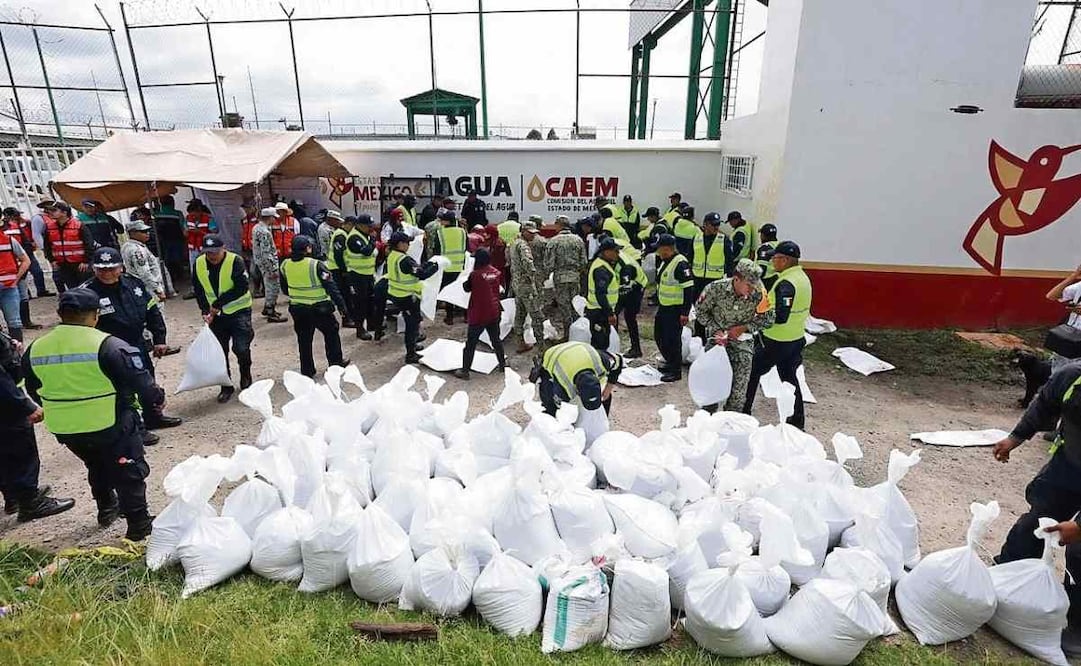 En el lugar labora personal de la Comisión General de Protección Civil, la Policía Estatal, las secretarías General del Estado de México y del Agua, así la Comisión de Aguas mexiquense. Foto: Alejandro Vargas / EL UNIVERSAL