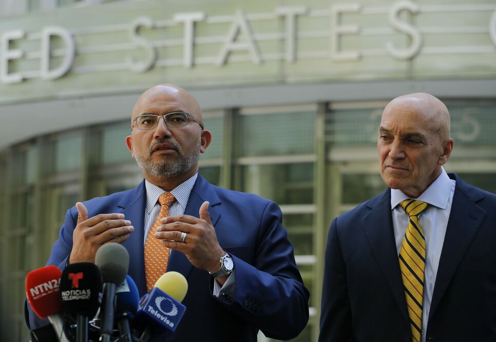 El abogado de Joaquín 'El Chapo' Guzmán, Eduardo Balarezo, habla con los medios luego de una audiencia en el caso del narcotraficante mexicano Joaquín 'El Chapo' Guzmán (Foto: AFP)