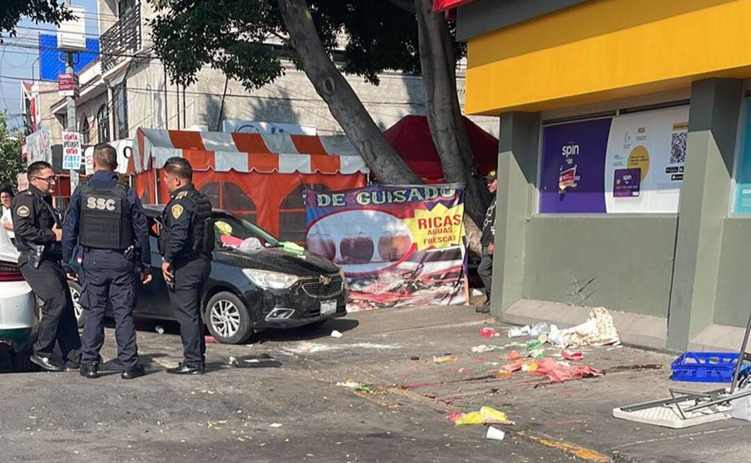 Automovilista arrolla puesto de comida en Coyoacán; comerciante herida y conductor detenido. Foto: Especial