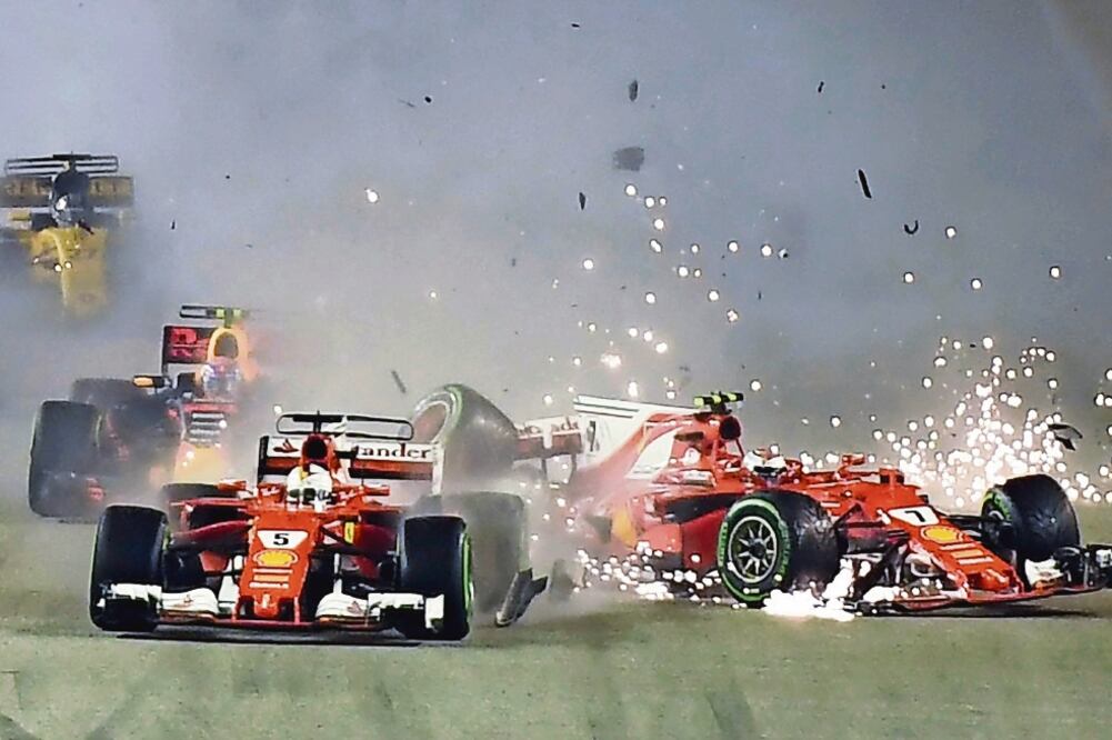 En Singapur, Vettel y Raikkonen tuvieron un percance que apagó las ilusiones de la casa de Maranello (MANAN VATSYAYANA. AFP)