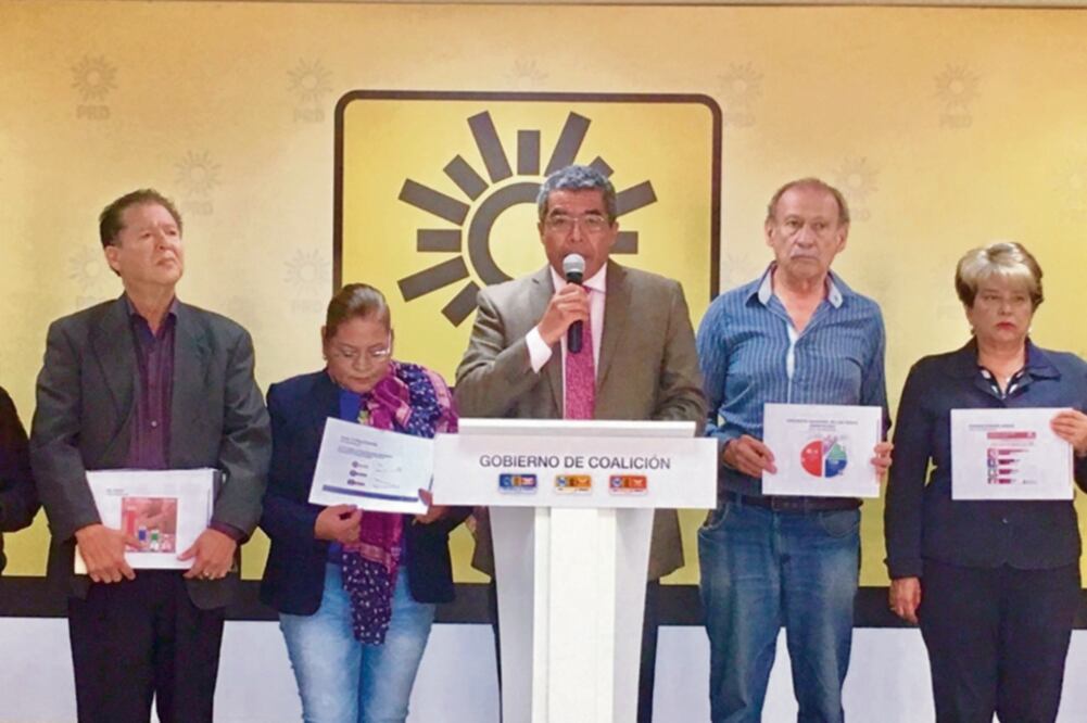 Vladimir Aguilar García (centro), secretario del CEN del PRD, acusó una conformación a modo en el armado de la coalición Por México al Frente (CORTESÍA)