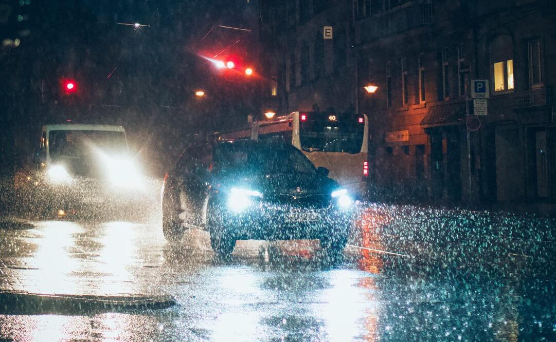 En época de lluvias hay que tener mayor precaución al manejar. Imagen: Unsplash