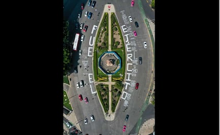 “Fue el ejército”: con pinta en Reforma familiares de desaparecidos piden alto a la militarización en México 