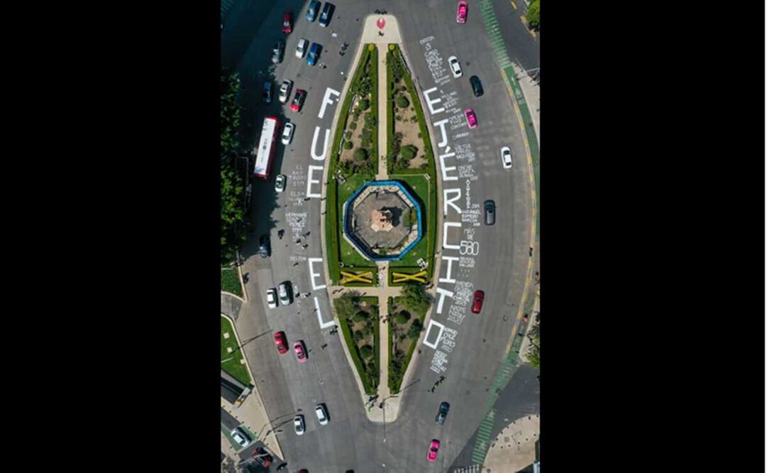 Decenas de mujeres, desde abuelas hasta niñas, colaboraron escribiendo con pintura blanca en el asfalto algunas de las agresiones cometidas por militares hacia civiles. Foto: Especial