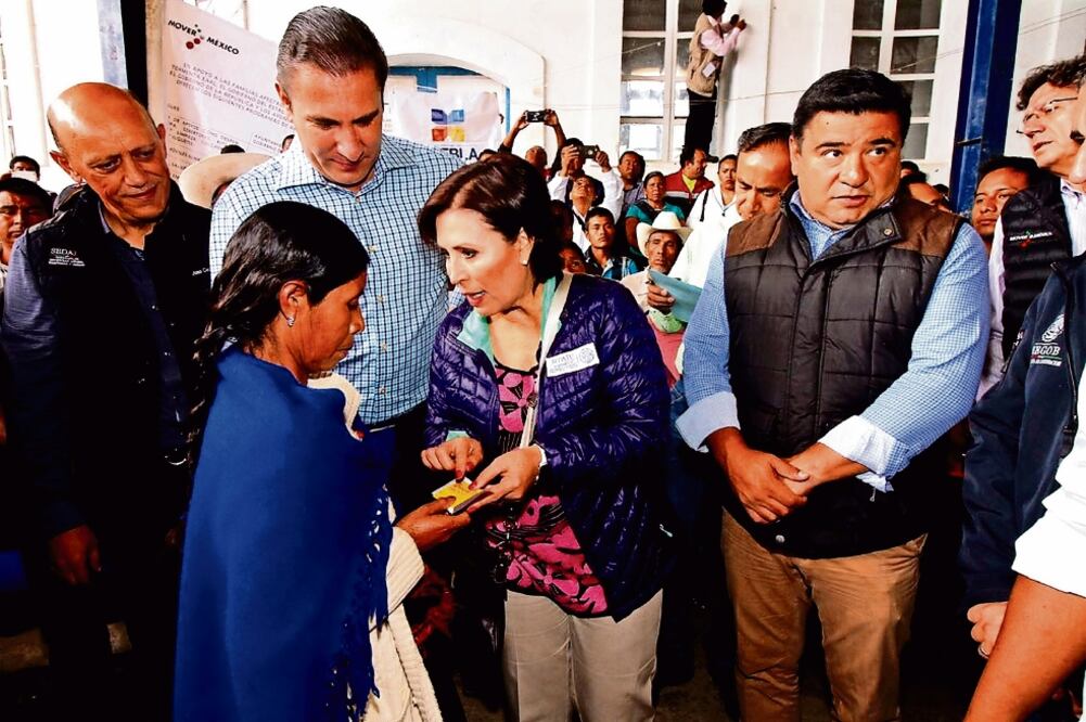 Rosario Robles Berlanga, titular de la Sedatu, y Rafael Moreno Valle, gobernador de Puebla, repartieron para damnificados de Huauchinango enseres domésticos y apoyos (ESPECIAL)