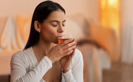 ¿Por qué se recomienda tomar té con sal, según experta química?