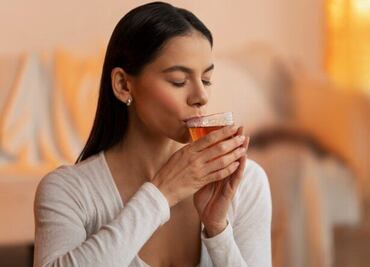 ¿Por qué se recomienda tomar té con sal, según experta química?