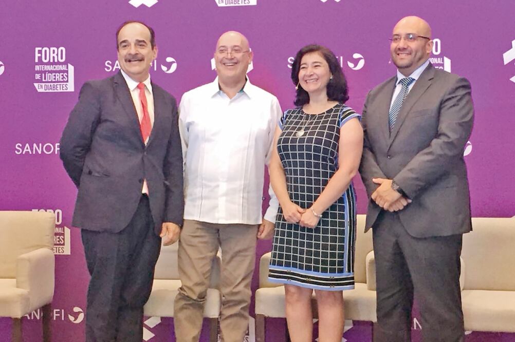 Félix Scott, director General de Sanofi México; Fernando Lavalle, director de Nuevas Combinaciones de la misma empresa; María Elena Sañudo, gerente médico, y Carlos Gómez, director de Diabetes y Cardiovascular. (PERLA MIRANDA. EL UNIVERSAL)