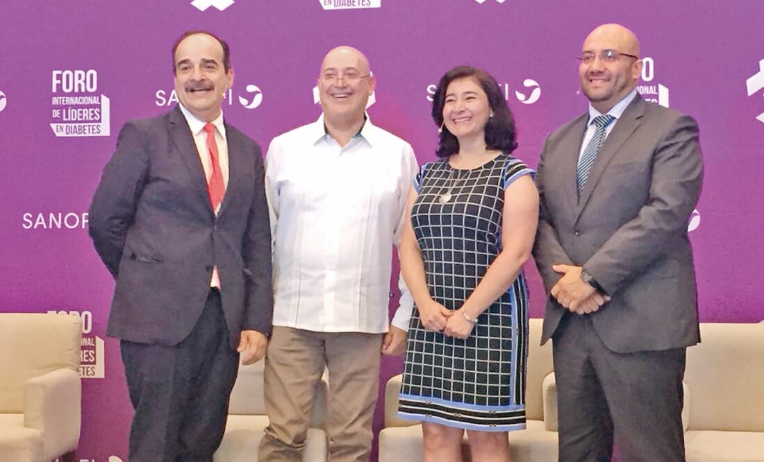 Félix Scott, director General de Sanofi México; Fernando Lavalle, director de Nuevas Combinaciones de la misma empresa; María Elena Sañudo, gerente médico, y Carlos Gómez, director de Diabetes y Cardiovascular. (PERLA MIRANDA. EL UNIVERSAL)