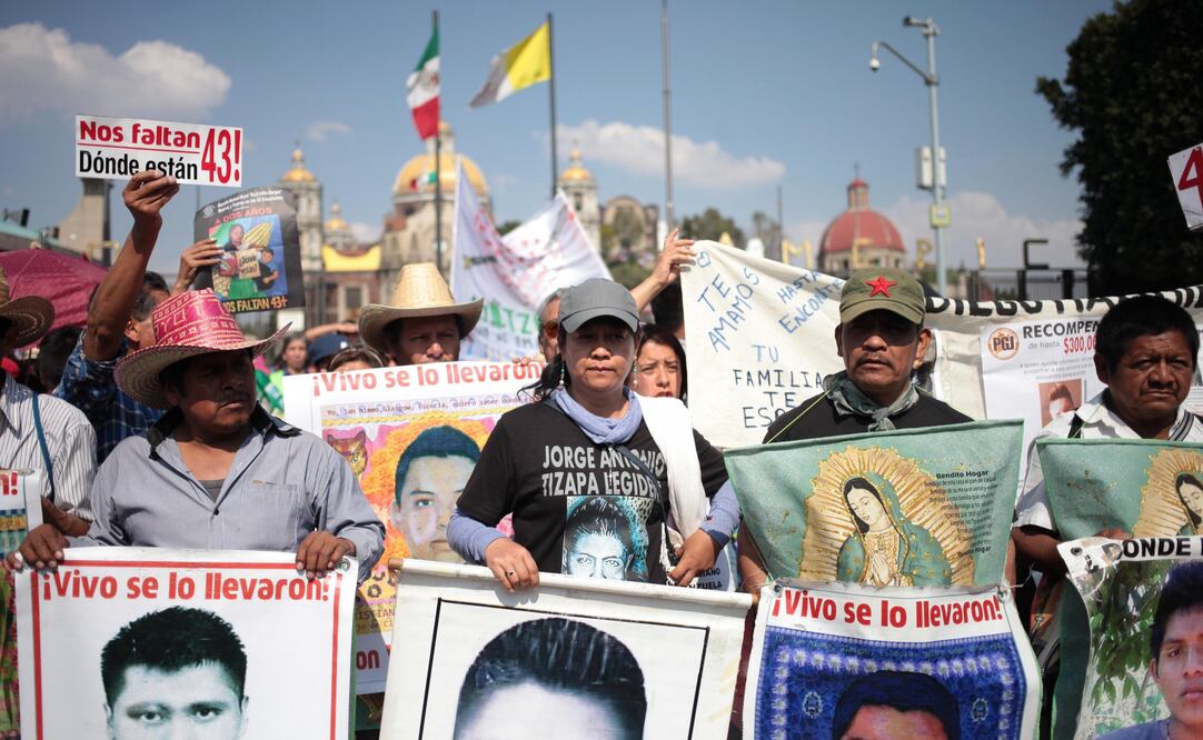 Denuncian padres de los 43 maltrato en la Basílica