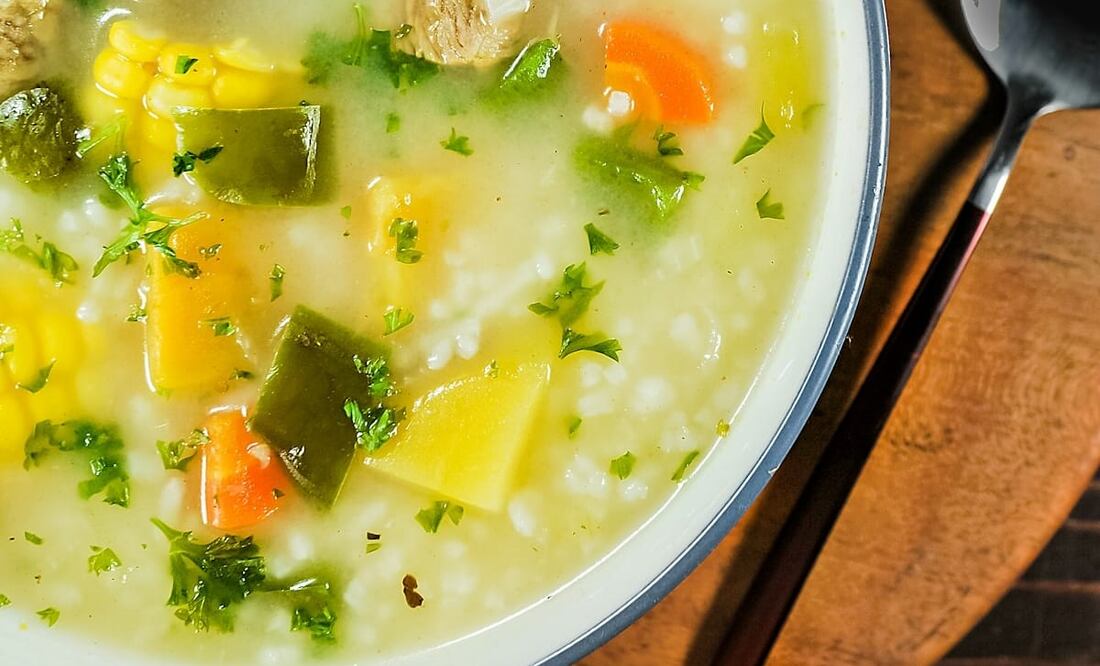 El caldo de pollo es un platillo que se recomienda consumir para fortalecer al cuerpo. Foto: Unsplash
