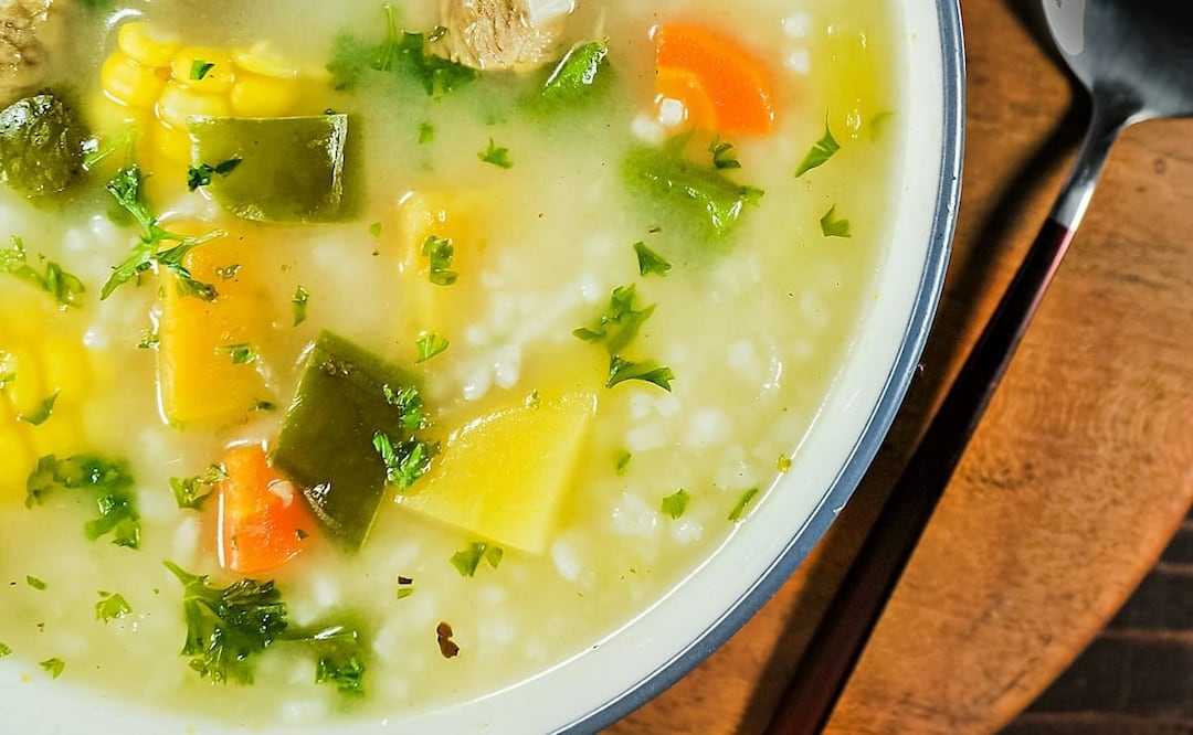 El caldo de pollo es un platillo que se recomienda consumir para fortalecer al cuerpo. Foto: Unsplash