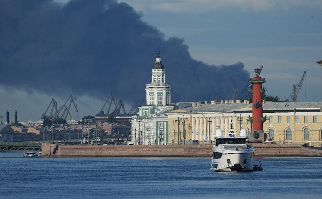 Una columna de humo negro se observa sobre el puerto de San Petersburgo, Rusia, el miércoles 3 de junio de 2026, tras un ataque con drones ucranianos. Foto: AP