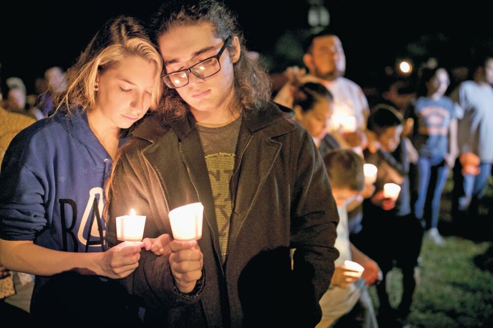 Bailey LeJeaune y David Betancourt participaron ayer en la vigilia que se realizó en Sutherland Springs por las víctimas del ataque en la Primera Iglesia Bautista.