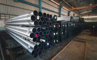 Irán prohíbe las exportaciones de acero en medio de la guerra con EU, reporta agencia iraní; habría entrado en vigor el 26 de abril