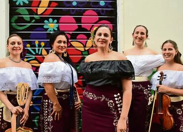 “Arrieras somos”, un mariachi de mujeres que fascina en París