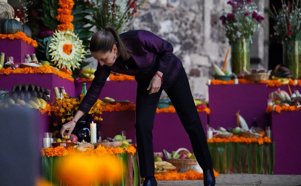 Claudia Sheinbaum presenta ofrenda del Día de Muertos en Palacio Nacional dedicada a las mujeres indígenas en México (01/11/2025). Foto: Presidencia