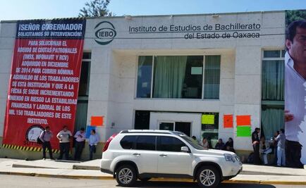 Empleados de Bachilleres mantienen plantón en Oaxaca