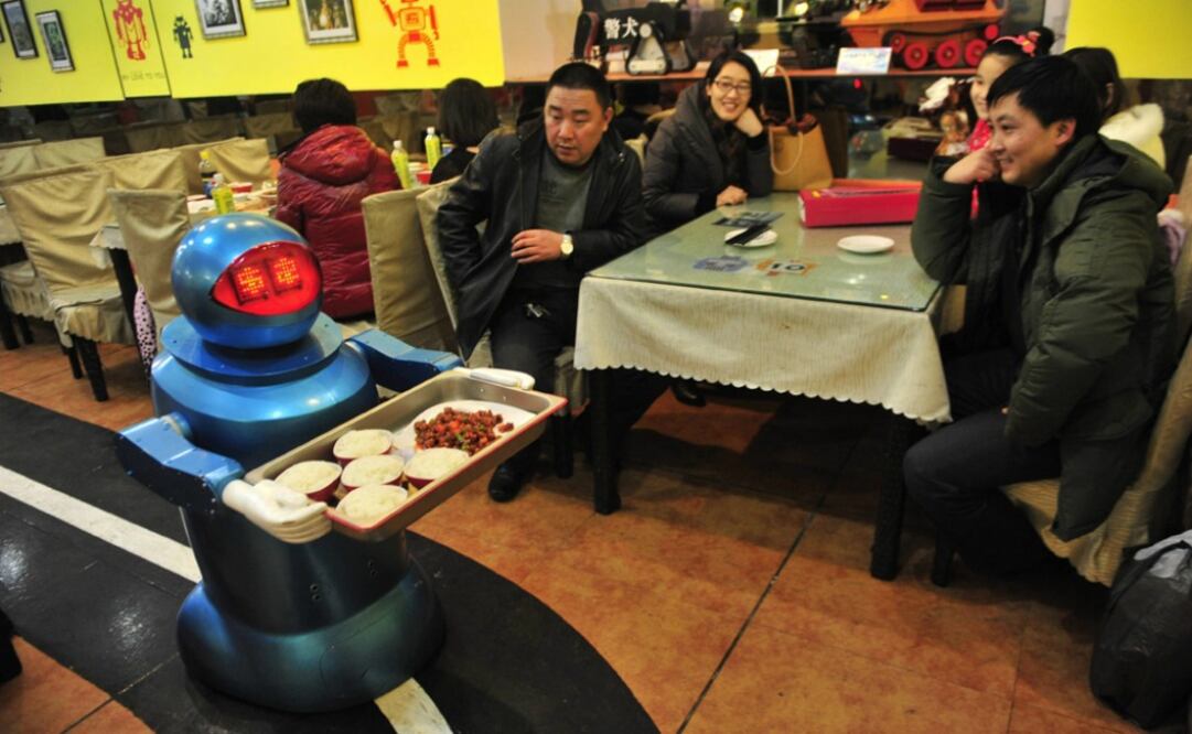 Los androides tenían problemas para servir bebidas.  (Foto: EFE)