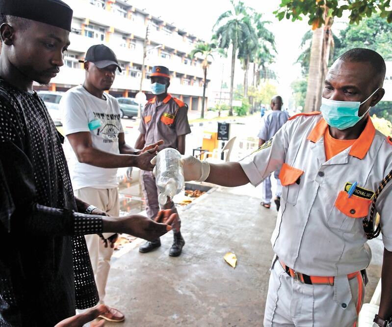 Personal de seguridad sanitaria revisó a las personas que acudían al hospital general de Lagos, en Nigeria, ciudad de 20 millones de habitantes. PIUS UTOMI EKPEI. AFP