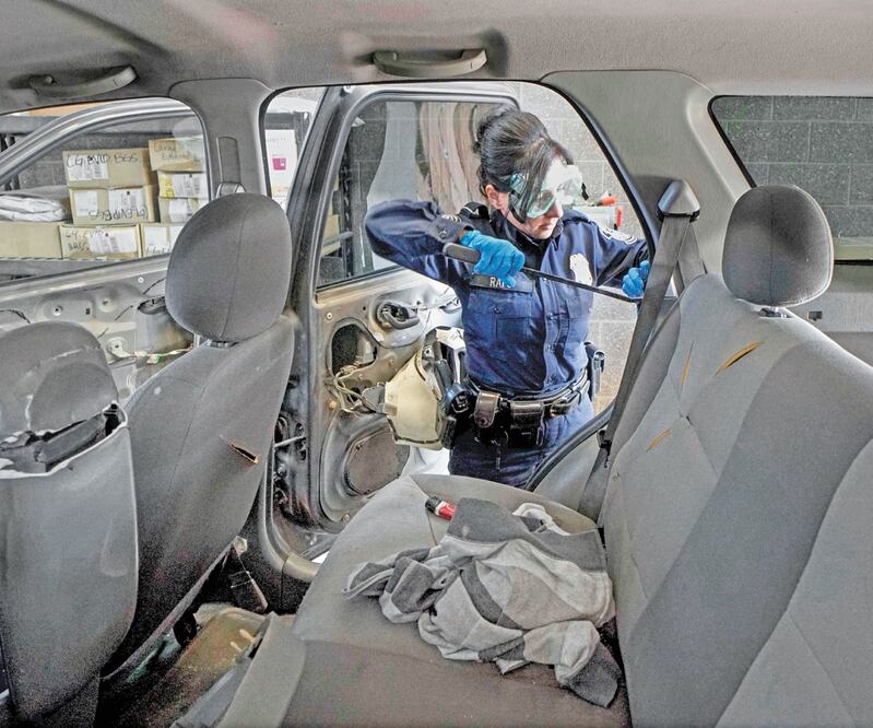 Una agente migratoria busca contrabando en la fila para entrar a EU, en el puerto de San Ysidro, en California. Foto: ARCHIVO AFP